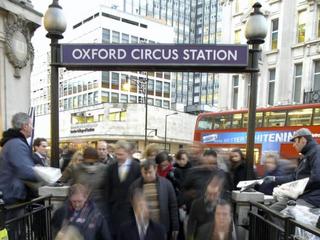 metro w londynie komunikacja miejska tłum