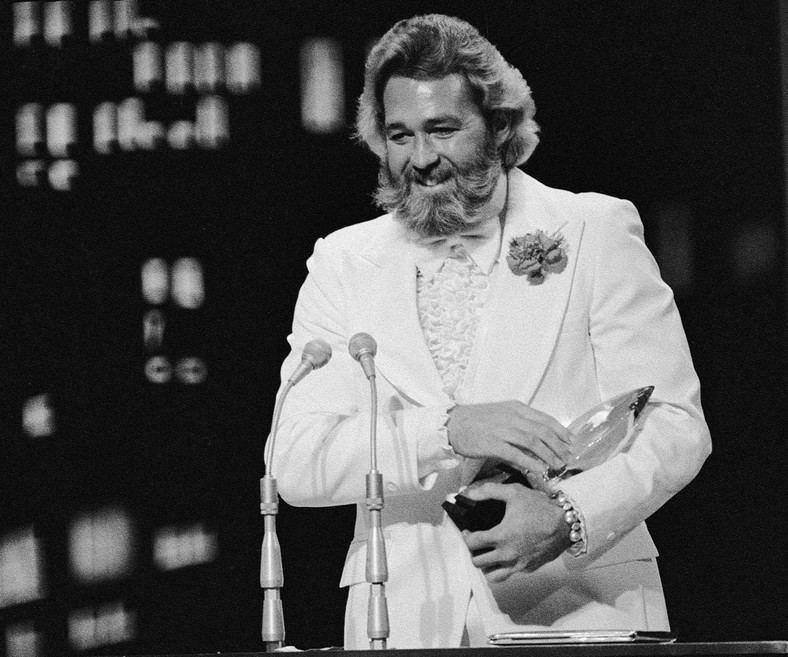 Dan Haggerty w 1978 r. z kryształową statuetką People's Choice Awards dla ulubionego artysty w nowym serialu