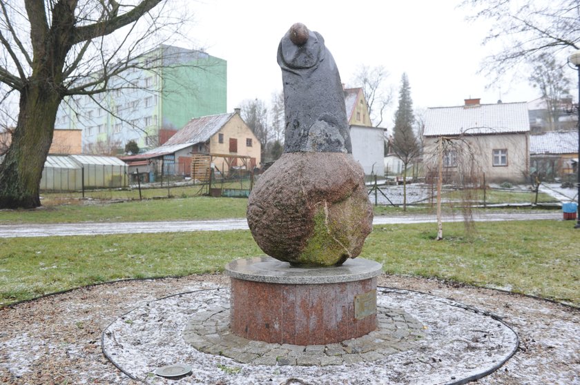 Szokujący pomnik stoi w Mrągowie