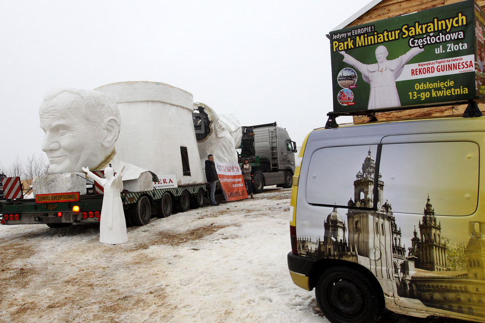 Gigantyczny pomnik papieża jest już gotowy