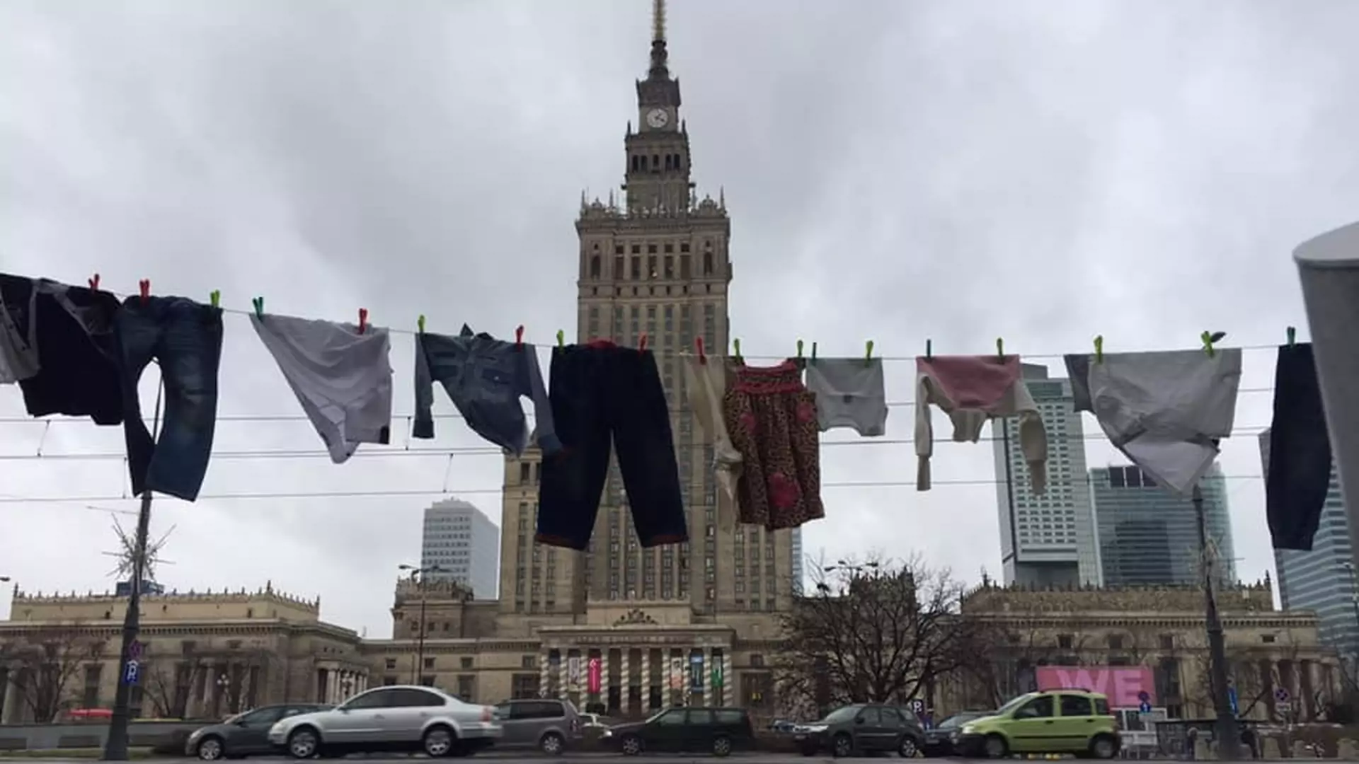 Dlaczego Polacy zaczęli na ulicach miast rozwieszać swoje pranie?