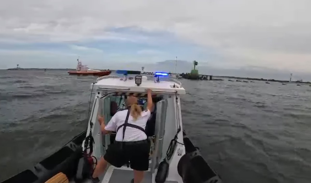 Rozbili skuter o falochron w Gdańsku. Trzy osoby utknęły wśród potężnych fal