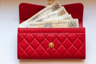 Jak obliczyć wynagrodzenie urlopowe, gdy pracownik otrzymał nagrodę roczną