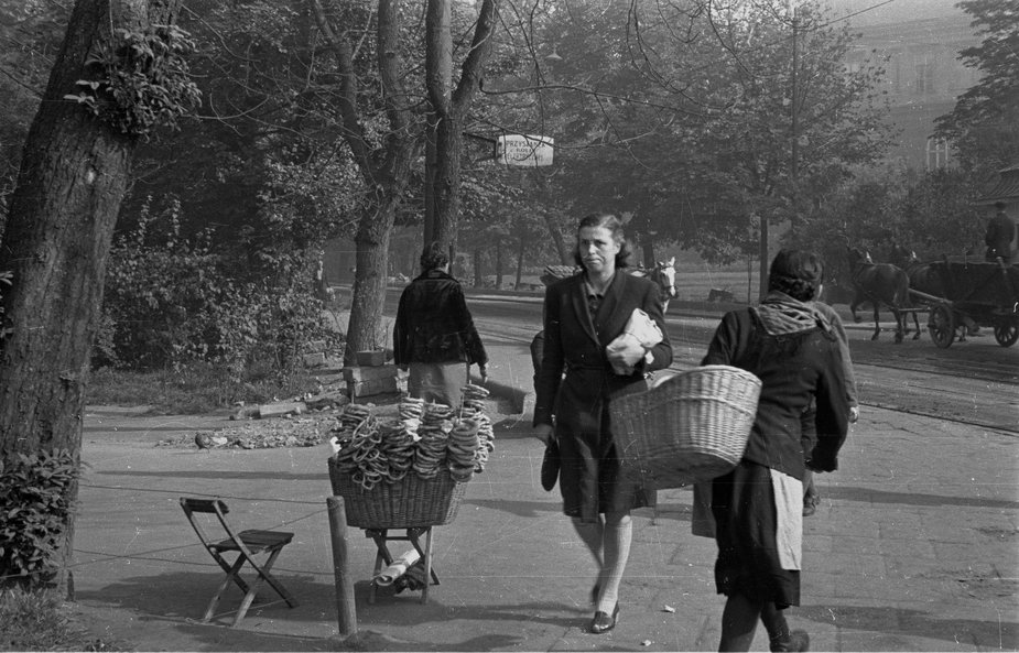 Puesto con pan en el Planty Park de Cracovia, 1947