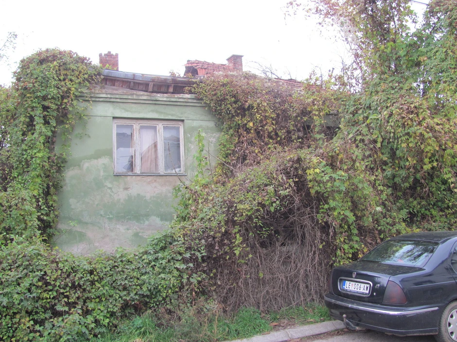 Stančićeva kuća sa koje se obrušio krov dok je on ležao u krevetu