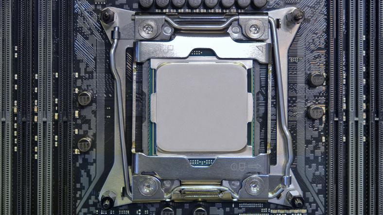 Procesor osadzony w płycie głównej z podstawką LGA2066. 