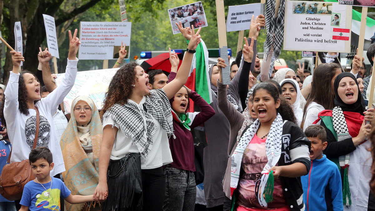 W Berlinie i kilku innych miastach w Niemczech w piątek odbyły się demonstracje przeciwko polityce Izraela wobec Strefy Gazy. Tym razem obyło się bez większych incydentów. Podczas wcześniejszych protestów uczestniczy skandowali antyżydowskie hasła.