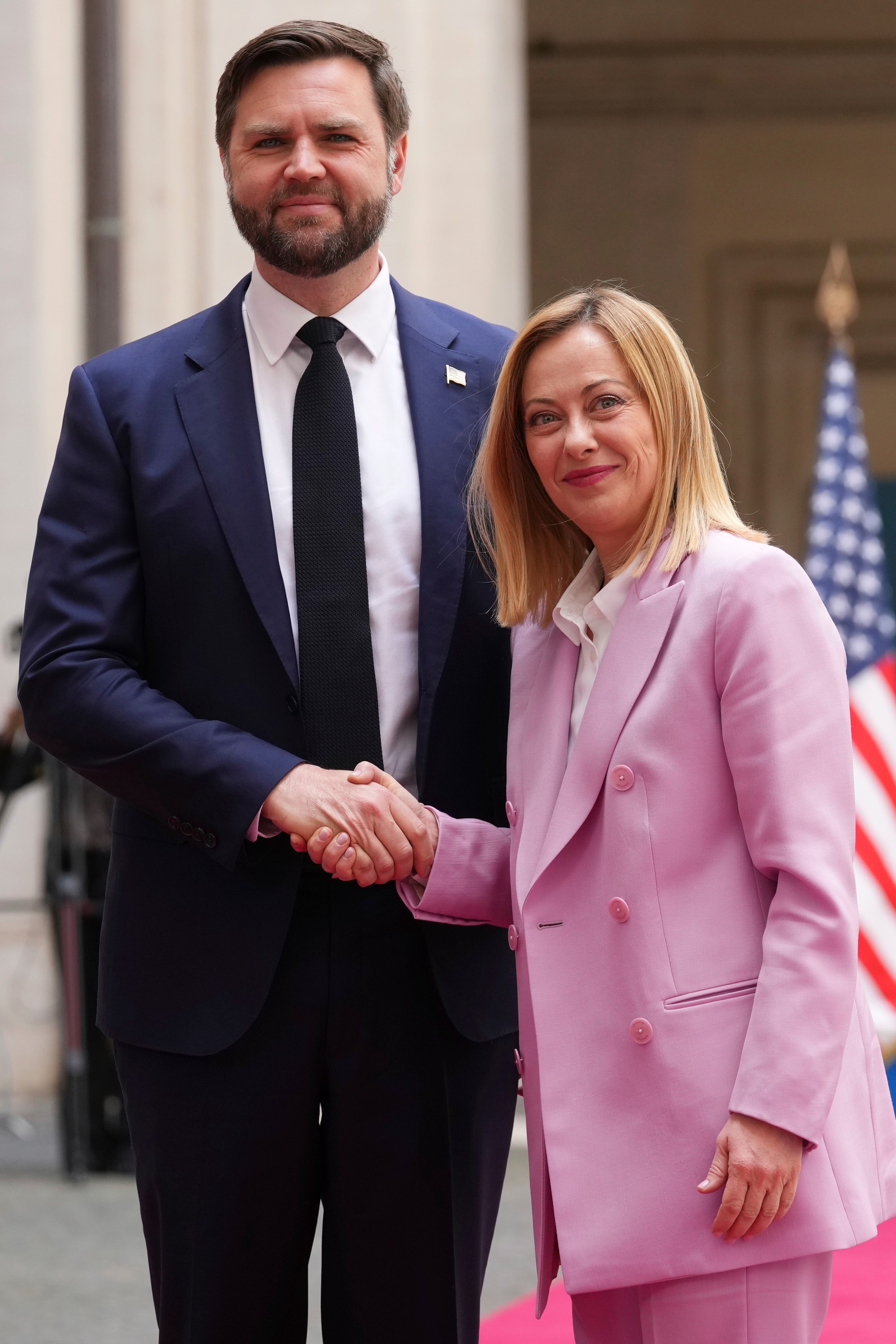 Americký viceprezident J.D. Vance a talianska premiérka Giorgia Meloniová.