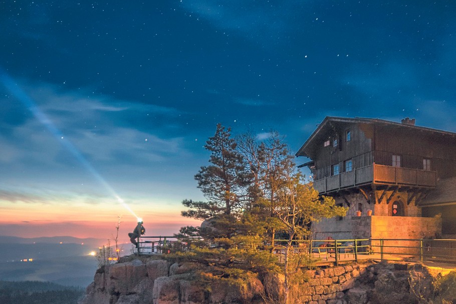 Dolny Śląsk znany jest ze szlaków górskich. Piękną panoramę można podziwiać np. ze schroniska PTTK „Na Szczelińcu”.