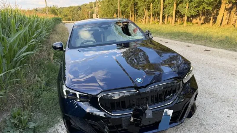 Vozidlo BMW, ktoré po zrážke s cyklistom podozrivý vodič zanechal na slovensko-maďarskom pohraničí pri obci Rajka