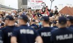 Miesięcznica. Ilu policjantów przypadało na jednego demonstranta?