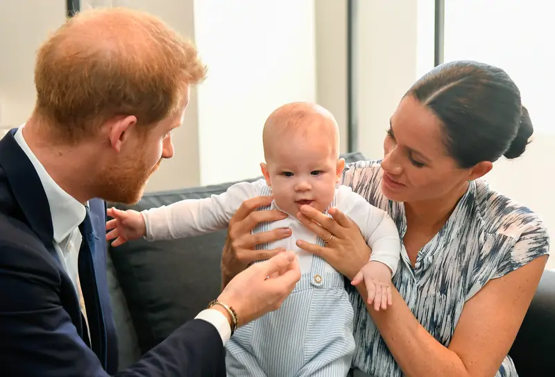 Harry i Meghan ze swoim pierwszym dzieckiem — synem Archiem — w 2019 r. / Getty Images