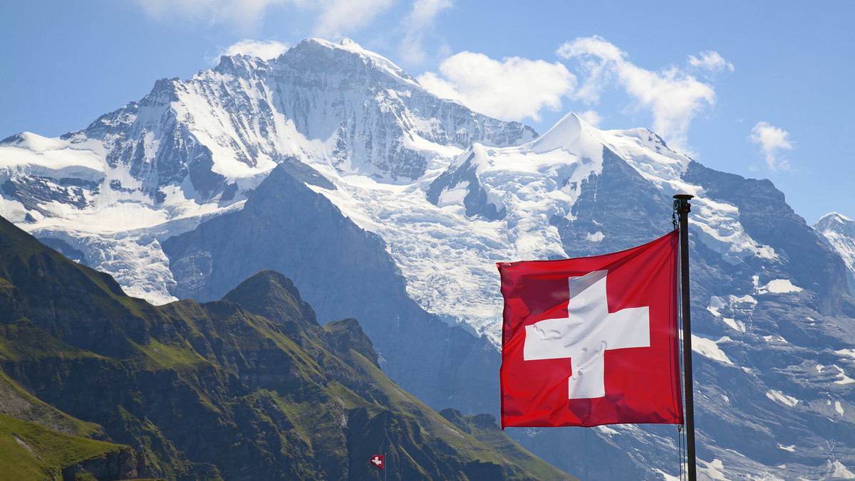Ministerstwo obrony Szwajcarii poinformowało, że odnaleziono zwłoki 27-letniego pilota myśliwca szwajcarskich sił powietrznych, który rozbił się w poniedziałek w Alpach podczas lotu szkoleniowego. Przyczyna wypadku jest ustalana.