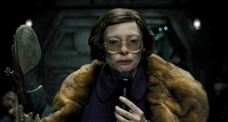 Tilda Swinton jako Mason, jedna z niewielu ludzi, którzy przeżyli zagładę Ziemi, w filmie "Snowpiercer: Arka przyszłości" (2013)
