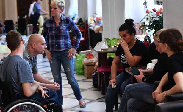 Protest rodziców osób niepełnosprawnych w Sejmie