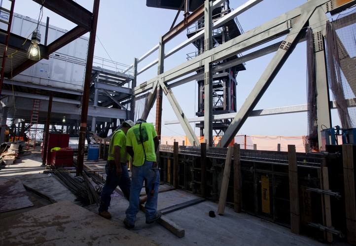 Wieża WTC4 została zaprojektowana przez Fumihiko Maki. Jej wysokość sięga 294 m. Elewacja 72-piętrowego budynku będzie pokryta 'dziurkowanym' aluminium. WTC4 będzie pierwszym biurowcem oddanym do użytku - ma zostać otwarty w październiku 2013 r. Na zdjęciu robotnicy pracujący na ostatnim piętrze wieżowca 4 World Trade Center w Nowym Jorku.