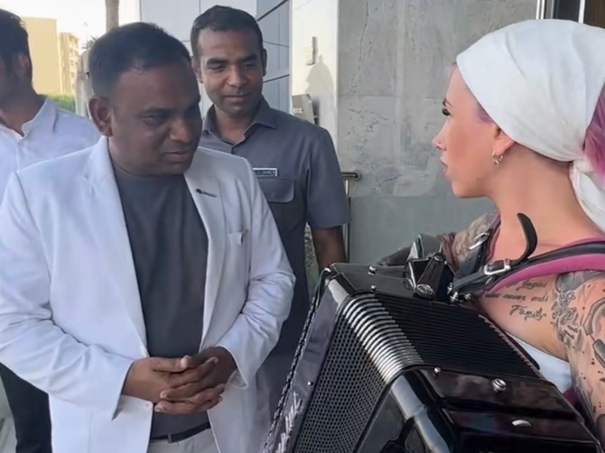 Stela je usred Dubaija zasvirala i zaspevala sevdalinku