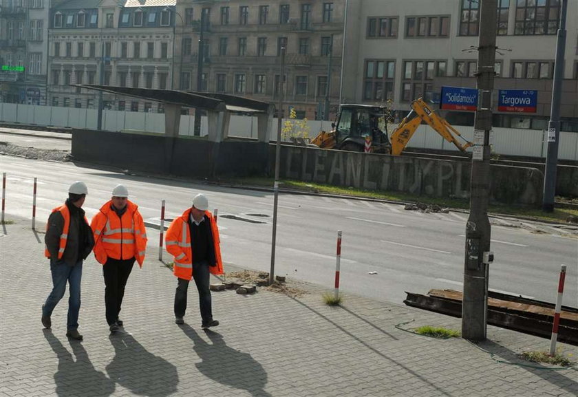 Handlarze i pomnik blokują metro