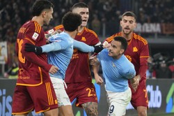 Skandal w derbach Rzymu. Piłkarz trafiony butelką [WIDEO]