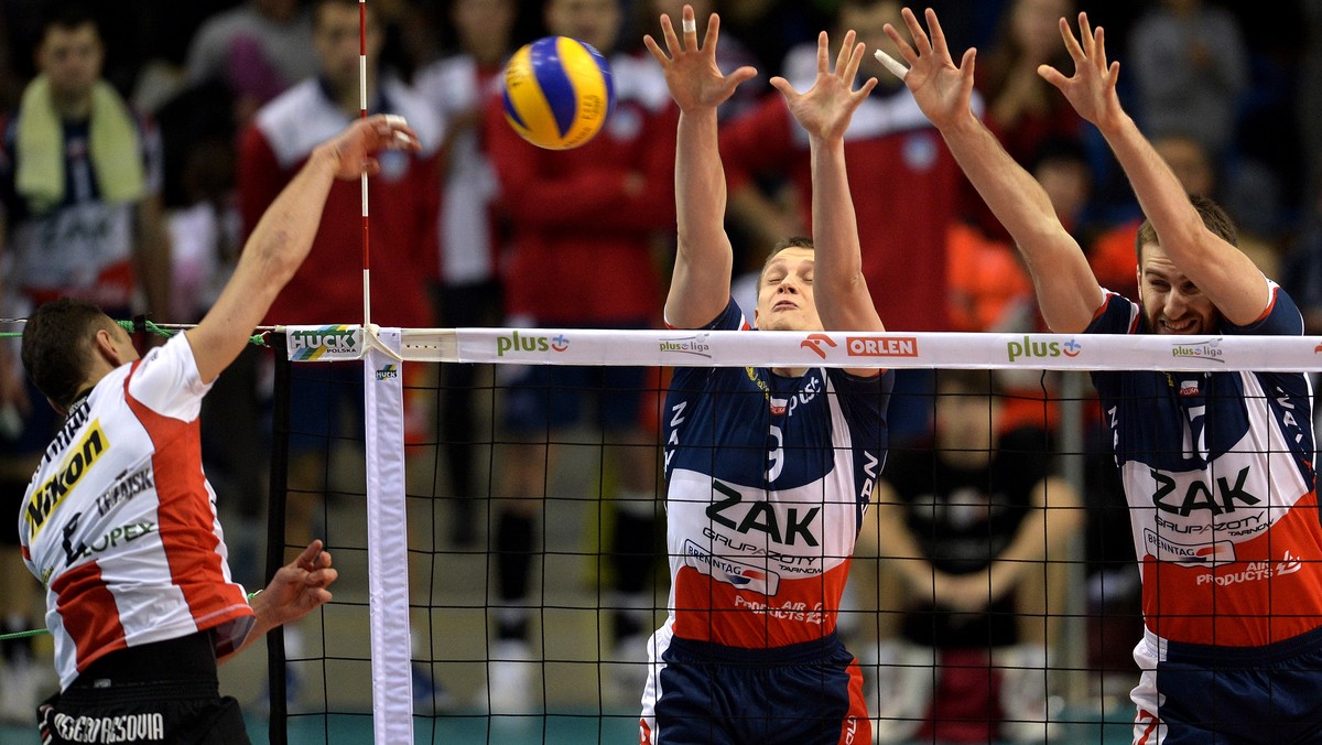 Asseco Resovia Rzeszów pokonała lidera PlusLigi, ZAKSA Kędzierzyn-Koźle w meczu 12. kolejki rozgrywek. Mistrzowie Polski dostarczyli wielu emocji swoim kibicom i po dramatycznym widowisku zwyciężyli rywali 3:2 (27:25, 18:25, 26:24, 22:25, 15:11).