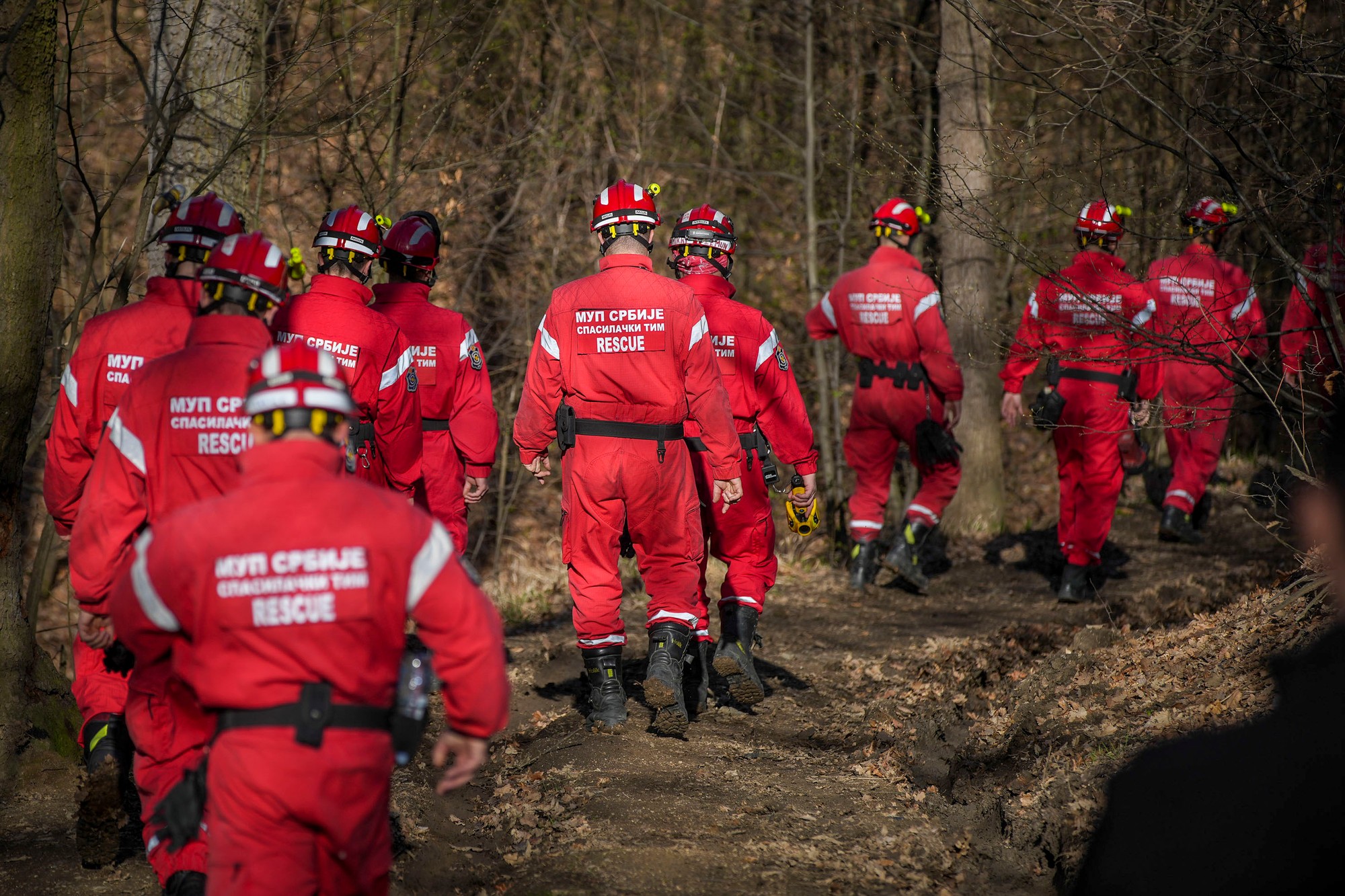 Srbskí policajní záchranári prehľadávajú les neďaleko mesta Bor.