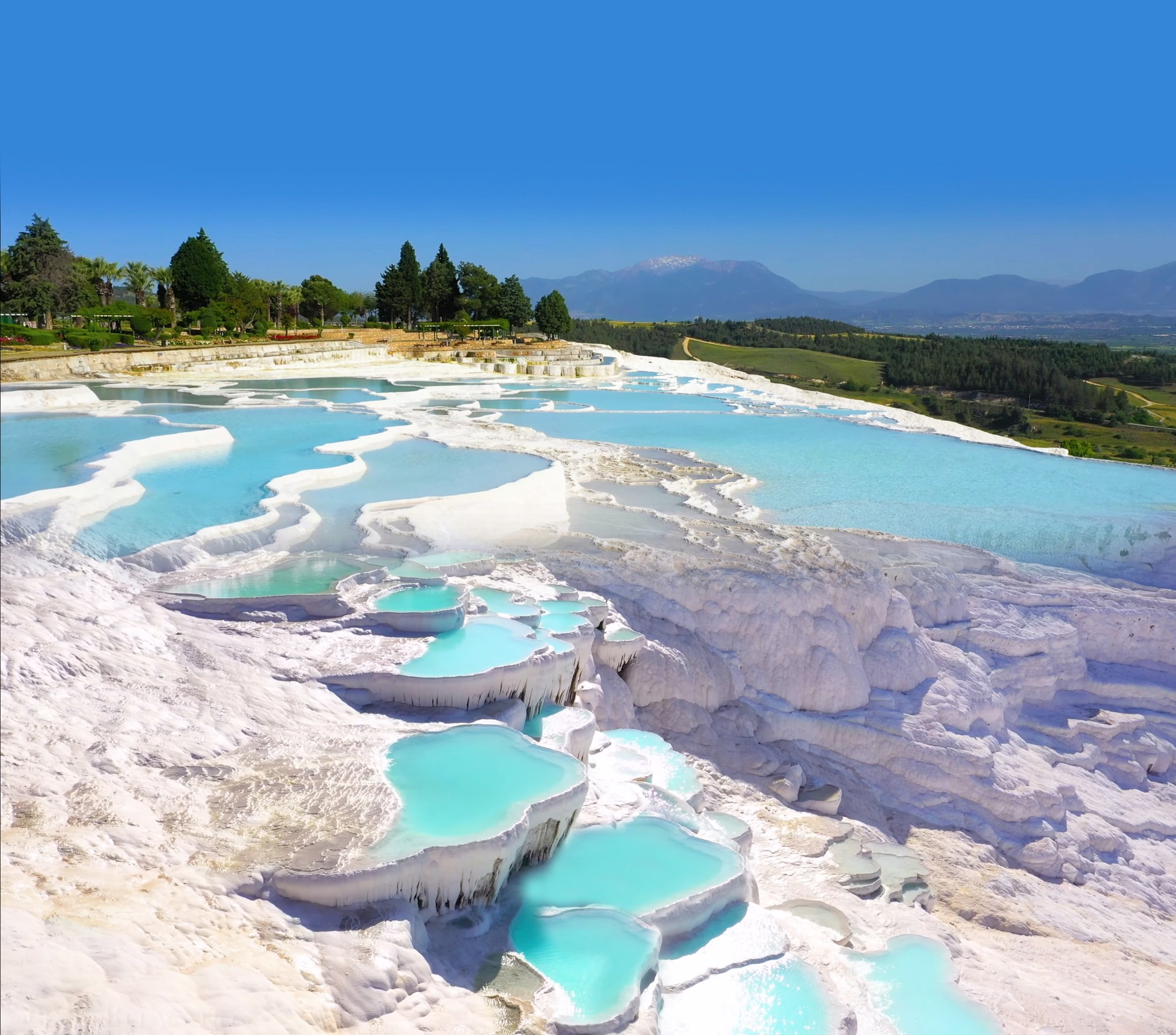 Prírodné kaskádové bazény Pamukkale zapísané v UNESCO, kde celoročne tečie minerálna voda s teplotou okolo 35 °C.