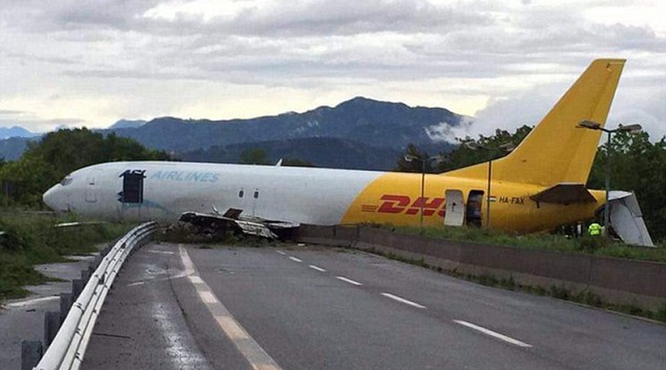 A repülő túlfutott a kifutón /Fotó: Twitter-Elliot Wagland