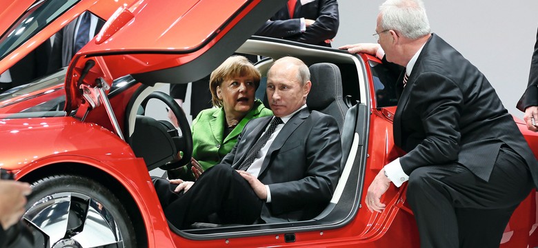 Putin podziwia nowe dzieło Volkswagena! Za kierownicą XL1 razem z Merkel. ZDJĘCIA