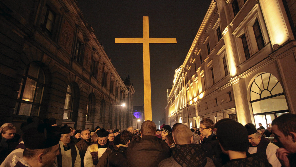 O godz. 13 przed Dworem Artusa rozpocznie się inscenizacja Drogi Krzyżowej Jezusa Chrystusa - informuje serwis trojmiasto.pl.