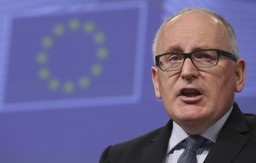 Timmermans: KE nie chce angażować się w debatę polityczną w Polsce