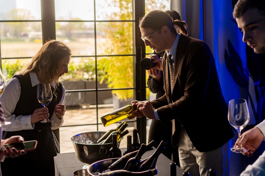 "Kao što se dobro vino pravi u vinogradu od kvalitetne sirovine, tako ni uspešan AI i napredni izveštaji ne mogu postojati bez dobrih podataka", objašnjava Marjanović. 