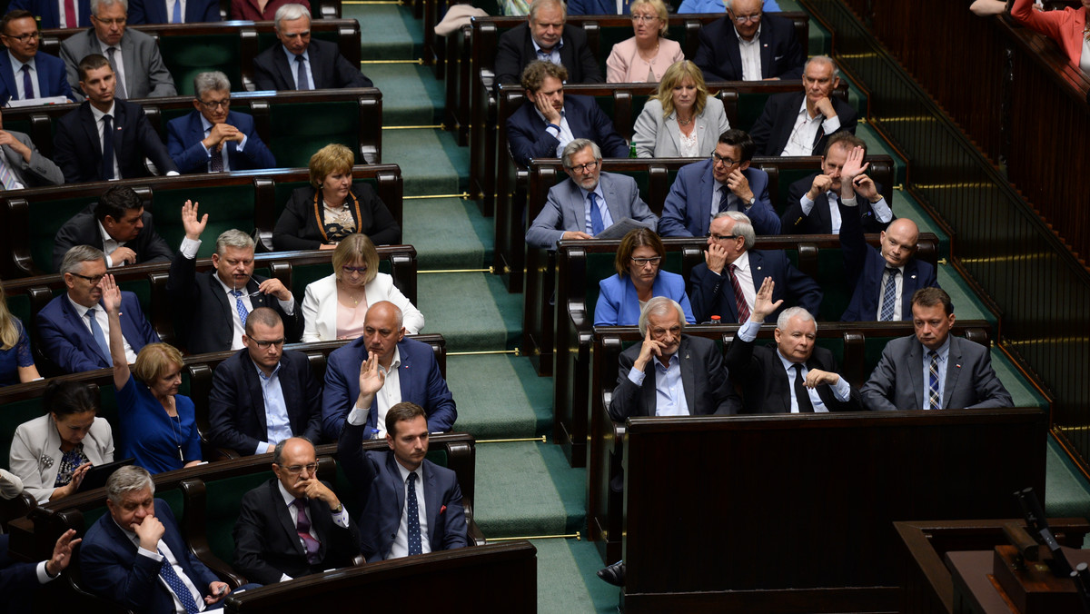 W ocenie Amnesty International uchwalone przez Sejm nowelizacje dwóch ustaw mogą skutkować zakończeniem niezależności sądownictwa w Polsce. Sejm uchwalił dzisiaj nowelizację ustawy o Krajowej Radzie Sądownictwa i nowelę Prawa o ustroju sądów powszechnych.