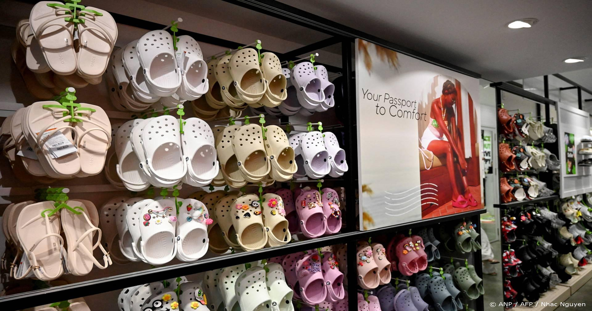 Crocs-transformeert-plastic-klompen-in-LEGO-stenen-voor-150-dollar