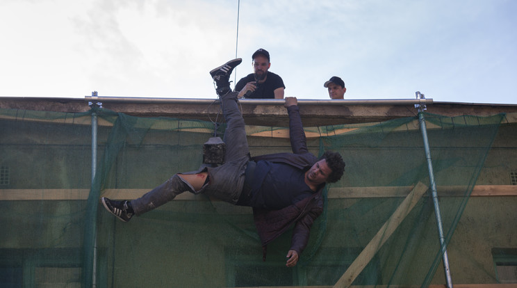 Az előző évadban fejjel lefelé
lógott Ervin egy ház tetejéről / Fotó: RTL KLUB