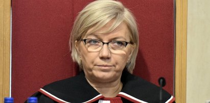 Przyłębska o seksistowskim ataku grupy mężczyzn: "Chcą zniszczyć starszą panią, kierującą Trybunałem" 