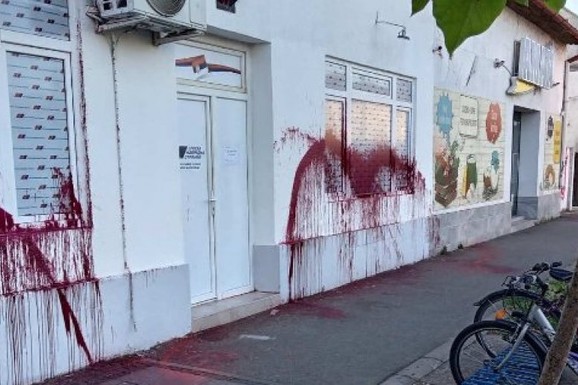 VANDALIZOVANE PROSTORIJE SNS U DOBANOVCIMA: "Ovo nije slučajnost, već posledica atmosfere mržnje, netrpeljivosti i nasilja"