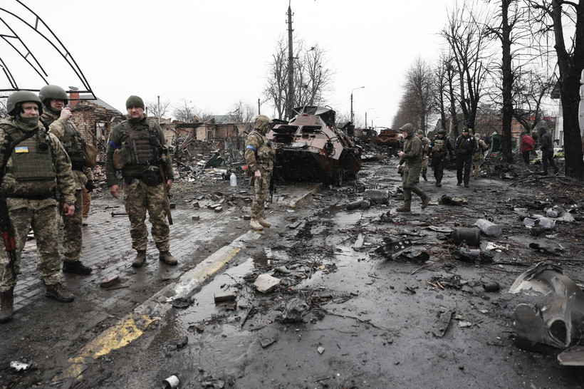 Ukraińscy żołnierze na ulicy Buczy