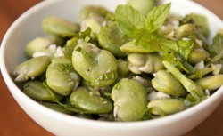 Jedzmy bób. Najmniej kaloryczny spośród strączkowych. Prawdziwa bomba witaminowa