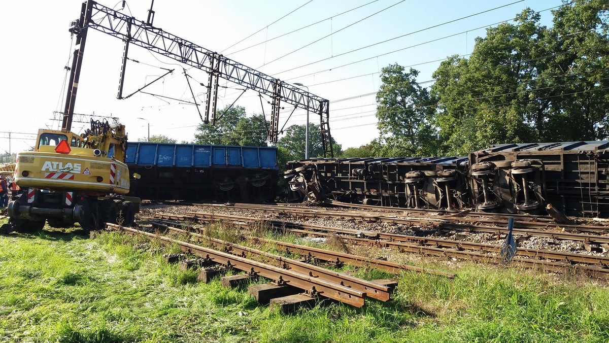 Sześć wagonów wypełnionych węglem wykoleiło się na stacji Stawy na trasie z Łukowa do Dęblina. Linia kolejowa została całkowicie zablokowana. Do zdarzenia doszło dzisiaj rano, natomiast utrudnienia mogą potrwać do jutra.