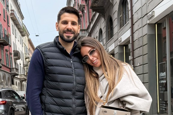 VELIKO SLAVLJE U DOMU ALEKSANDRA MITROVIĆA Fudbaler objavio sliku sa ženom koja je prava lepotica: "Ljubavi moja" (Foto)