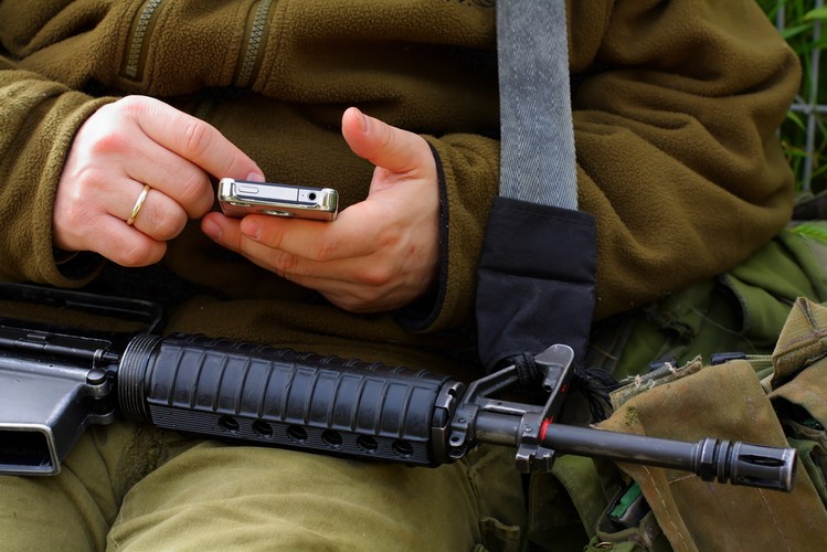 Drugi stopień alarmowy (stopień BRAVO według terminologii NATO) <BR><BR>
Ogłasza się go kiedy pojawia się możliwość wystąpienia zdarzenia o charakterze terrorystycznym lub sabotażowym. Mowa o sytuacji kiedy istnieje zagrożenie, jednak służby nie są w stanie określić dokładnego celu ataku terrorystycznego. Po jego ogłoszeniu administracja i służby odpowiedzialne za bezpieczeństwo mogą utrzymywać ten stopień do momentu opanowania sytuacji, jednak nie ograniczając swoich aktualnych zadań.


<BR><BR>
Źródło: www.antyterroryzm.gov.pl