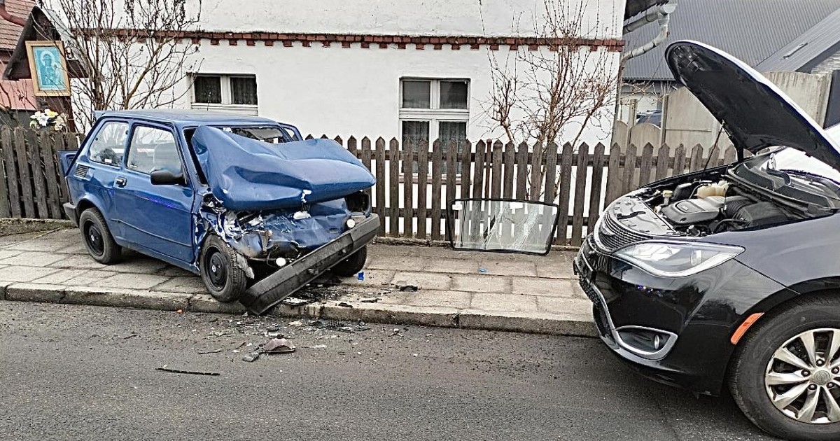 Seniorka w Fiacie 126p wjechała w trzy auta na Wrocławskiej w Opolu