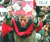 Mężczyzna podczas protestu przeciwko rządom Serbów w marcu 1998 r.