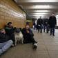 Bezdomni w przejściu podziemnym w Moskwie 