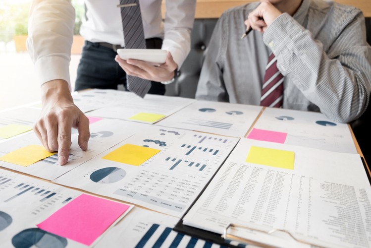 <br><br><b>Opodatkowanie opłat za przekształcenie prawa użytkowania wieczystego w prawo własności nieruchomości<br><br><b>TSUE/postanowienie WSA we Wrocławiu z 19 czerwca 2019 r., sygn. akt I SA/Wr 295/19<br><br><b> O co toczy się spór<br><br><b>Czy przekształcenie z mocy prawa użytkowania wieczystego we własność nieruchomości stanowi dostawę towarów i czy gmina, pobierając opłaty z tego tytułu, działa jako podatnik VAT?

Chodzi o przekształcenie użytkowania wieczystego we własność, na podstawie przepisów obowiązujących od 1 stycznia 2019 r. Samorządy mają wątpliwości, czy od opłat przekształceniowych pobierać VAT. Gmina Wrocław uważa, że nie, bo dotyczą czynności niepodlegającej opodatkowaniu tym podatkiem.<br><br><b> Skutki rozstrzygnięcia<br><br><b>Wyrok będzie bardzo ważny dla gmin i ich mieszkańców, przekształcających od 1 stycznia 2019 r. prawo użytkowania wieczystego w prawo własności nieruchomości. TSUE rozstrzygnie bowiem, czy od opłat związanych z takim przekształceniem należy rozliczać VAT, czy też nie.