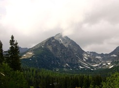 Pogoda nie zachęca do wędrówek. Tatry przyprószone są śniegiem