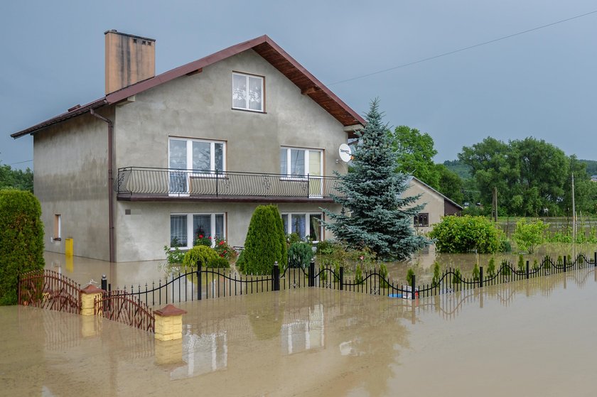 Powódź na Podkarpaciu. Podtopienia domów, zerwany most i zalane drogi