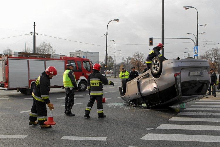 Jak zachować się podczas dachowania samochodu