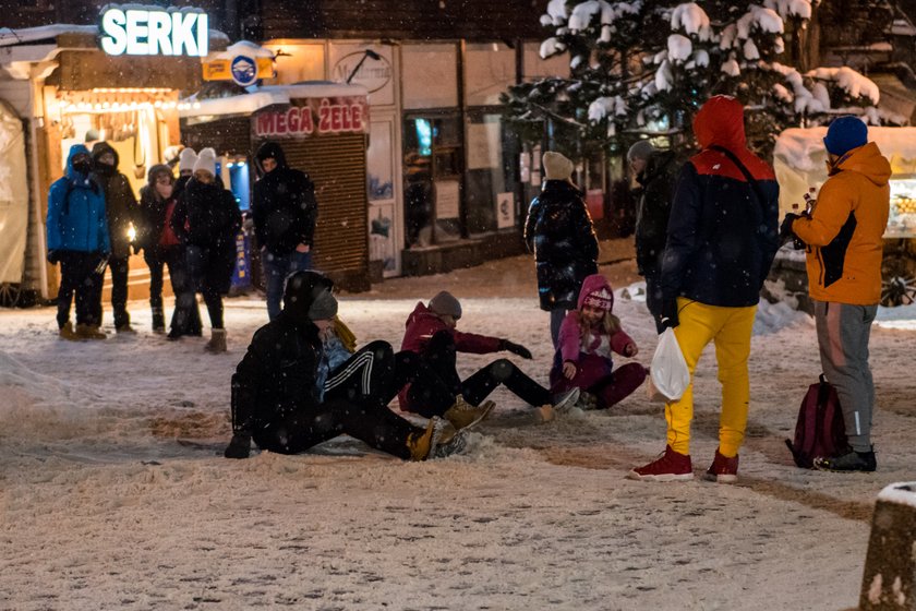 Policjantowi puściły nerwy? Kontrowersyjne nagranie z Zakopanego