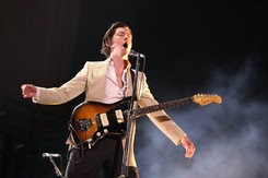 Arctic Monkeys z teledyskiem do tytułowego nagrania z płyty 'Tranquility Base Hotel ' Casino'